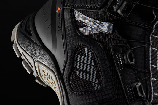 BOTA SD-BA7 STELVIO BAJA NEGRA/GRIS | SKU: SD37007014#